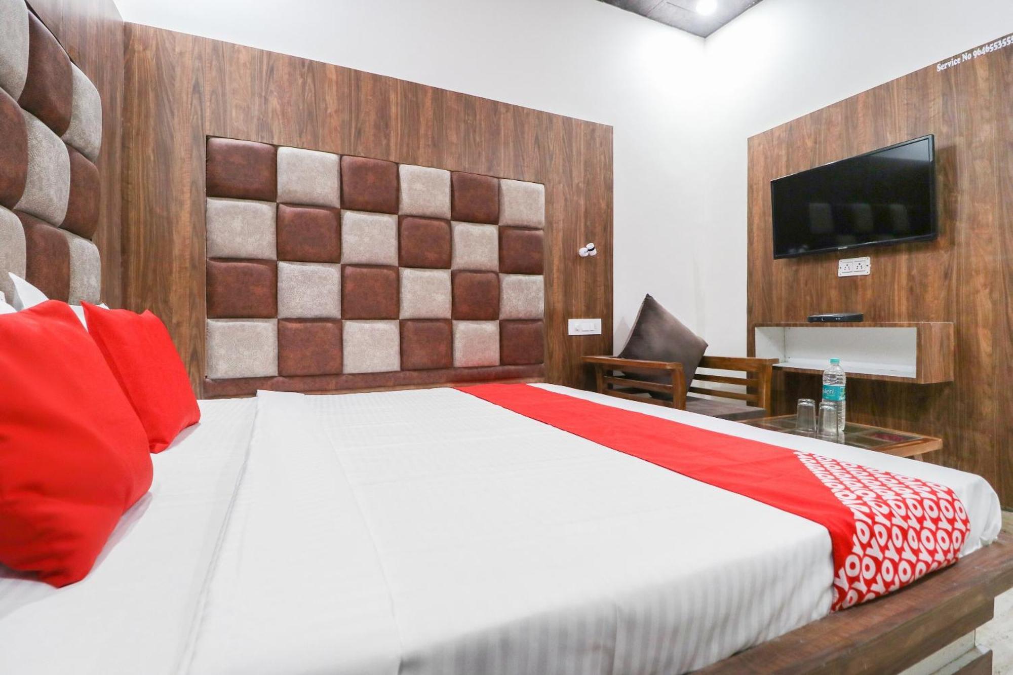 Oyo Flagship Hotel Ambani Zirakpur エクステリア 写真